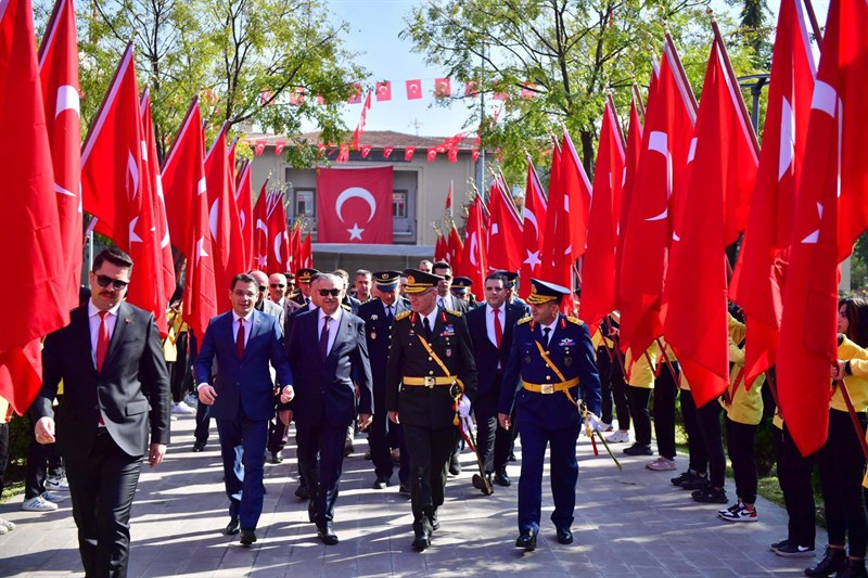 Diyarbakır’da Cumhuriyet Bayramı’nın 100. Yıl Dönümü nedeniyle çelenk sunma töreni yapıldı