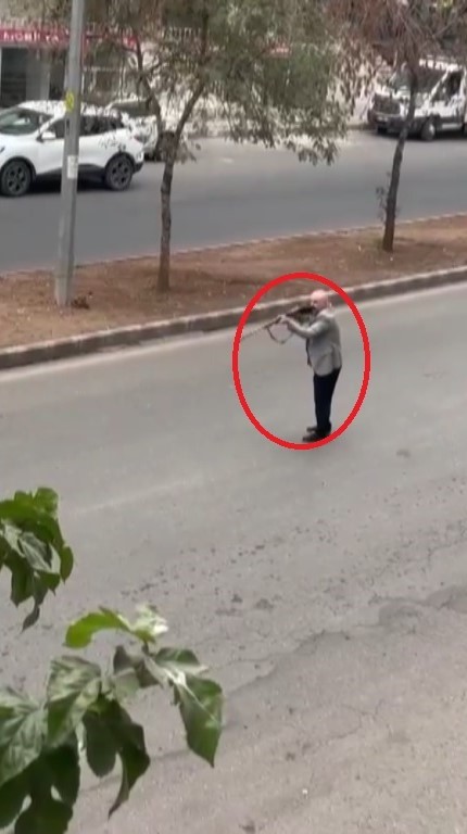 Diyarbakır’da bir şahıs  elinde av tüfeğiyle yolu kapattı, hakaretler savurdu