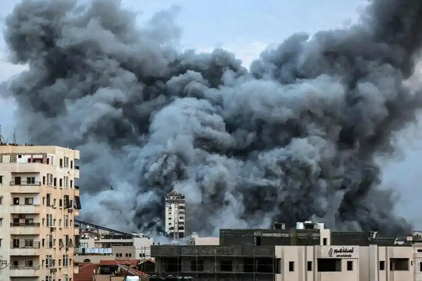 İsrail Nasr Çocuk Hastanesini bombaladı