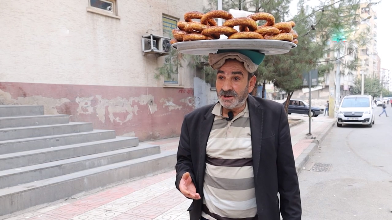 Diyarbakır’ın ‘konuşan simit'i dertli: Satış yapamıyorum