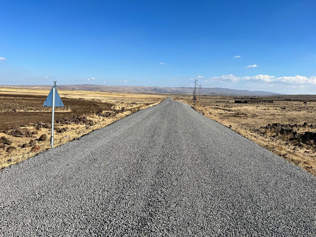 Diyarbakır'da kırsal mahallelerde yol çalışmaları devam ediyor