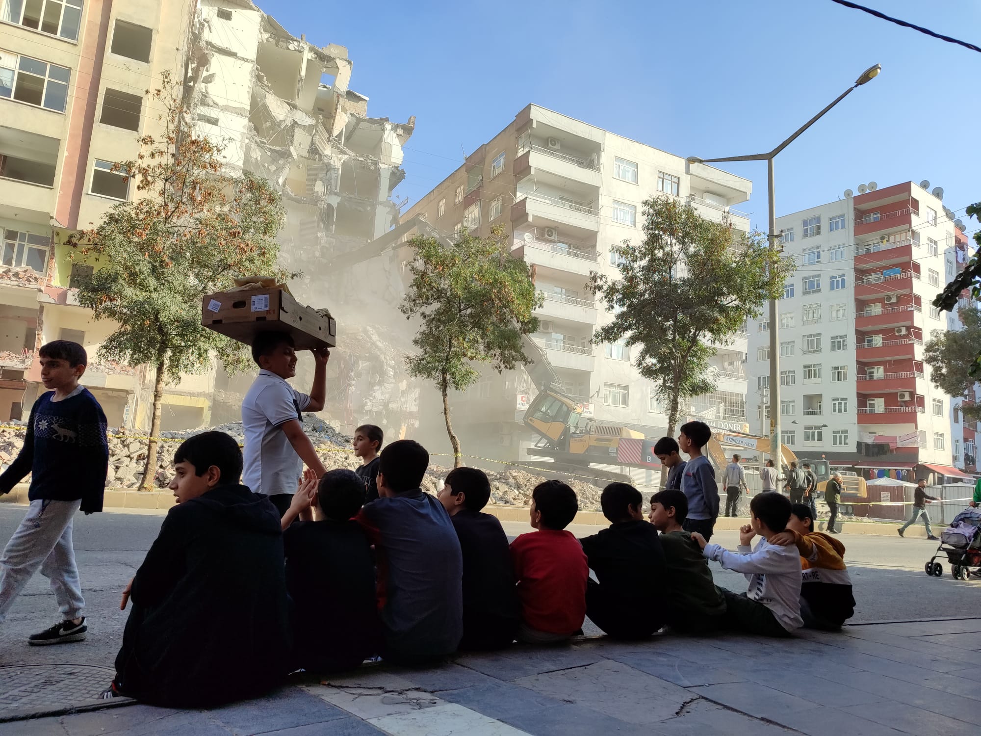 Dev iş makineleri Diyarbakır’daki sözde  ‘ağır hasarlı’ binayı 3 günde yıkamadı!