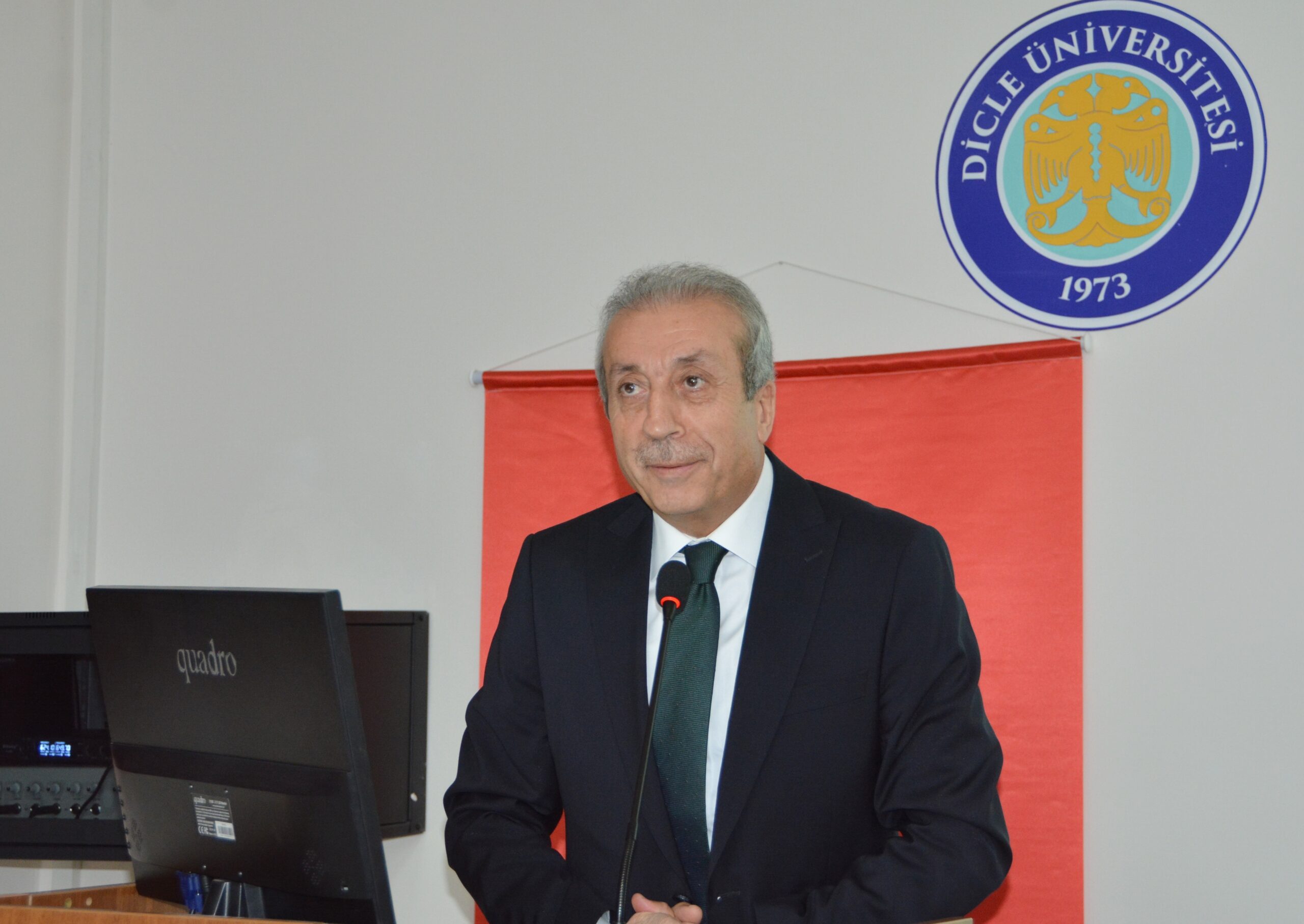 Mehdi Eker Dicle Üniversitesi'nde öğrenciler ile buluştu