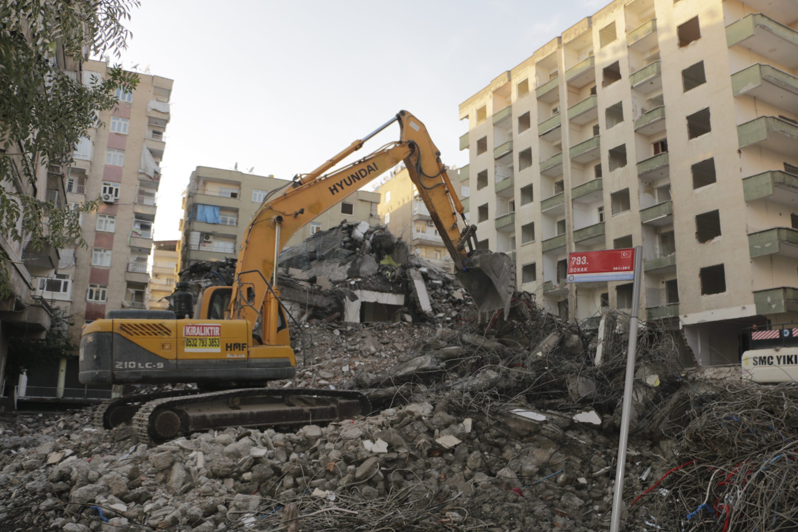 Diyarbakır’da hasarlı binaların çoğu yıkıldı