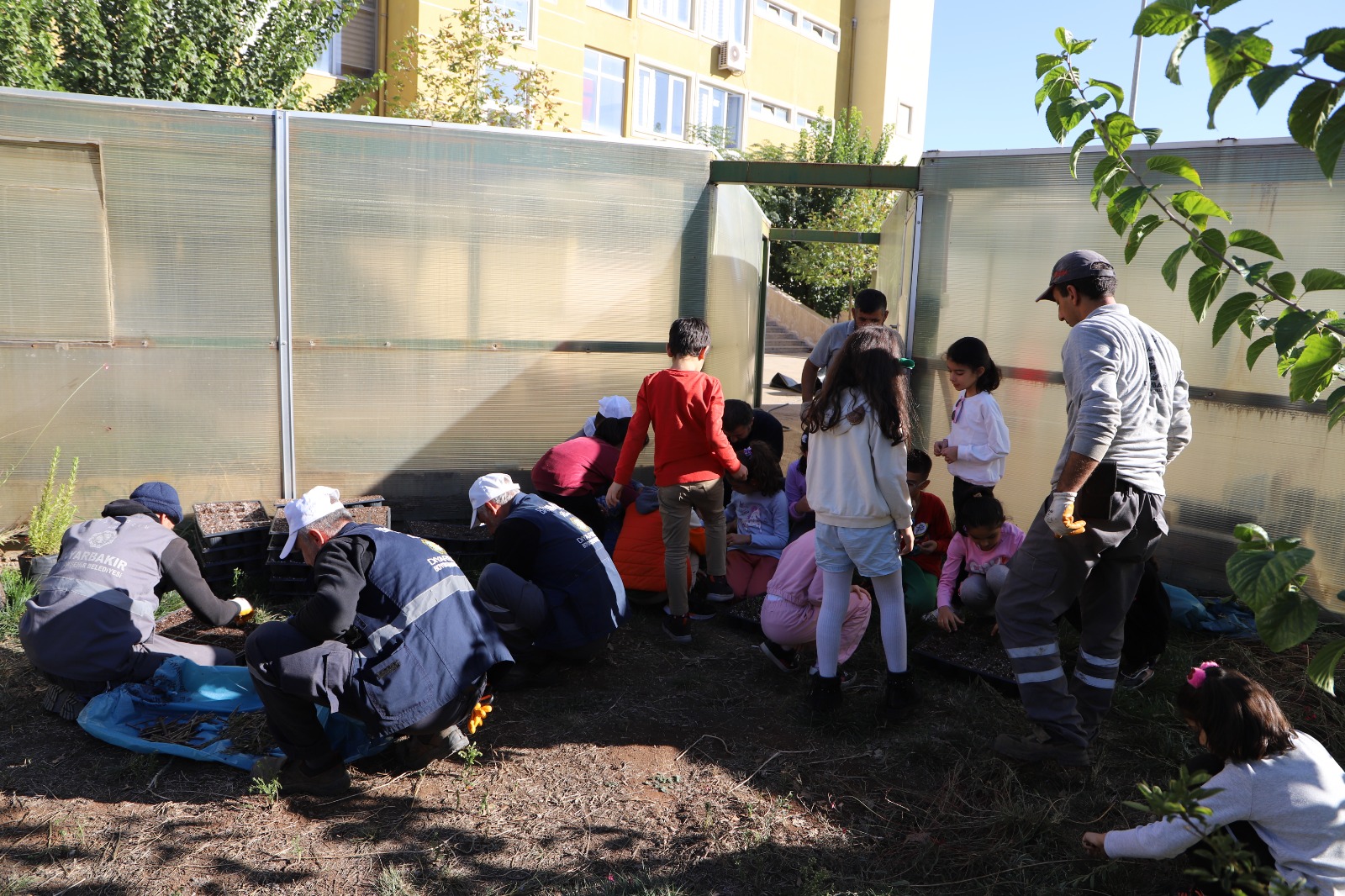 Diyarbakır'da öğrenciler çalı ve çiçek üretiyor