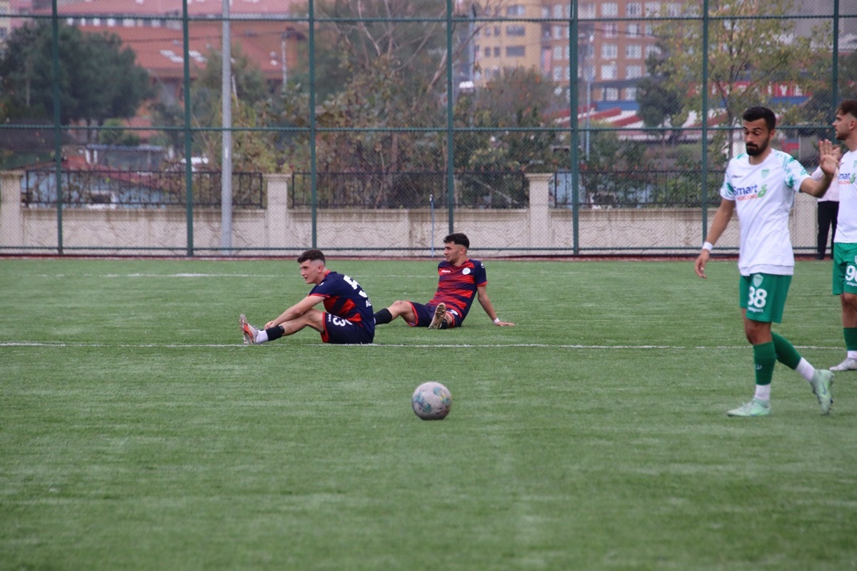 Hakemin kararını beğenmeyen futbolcular oturma eylemi yaptı