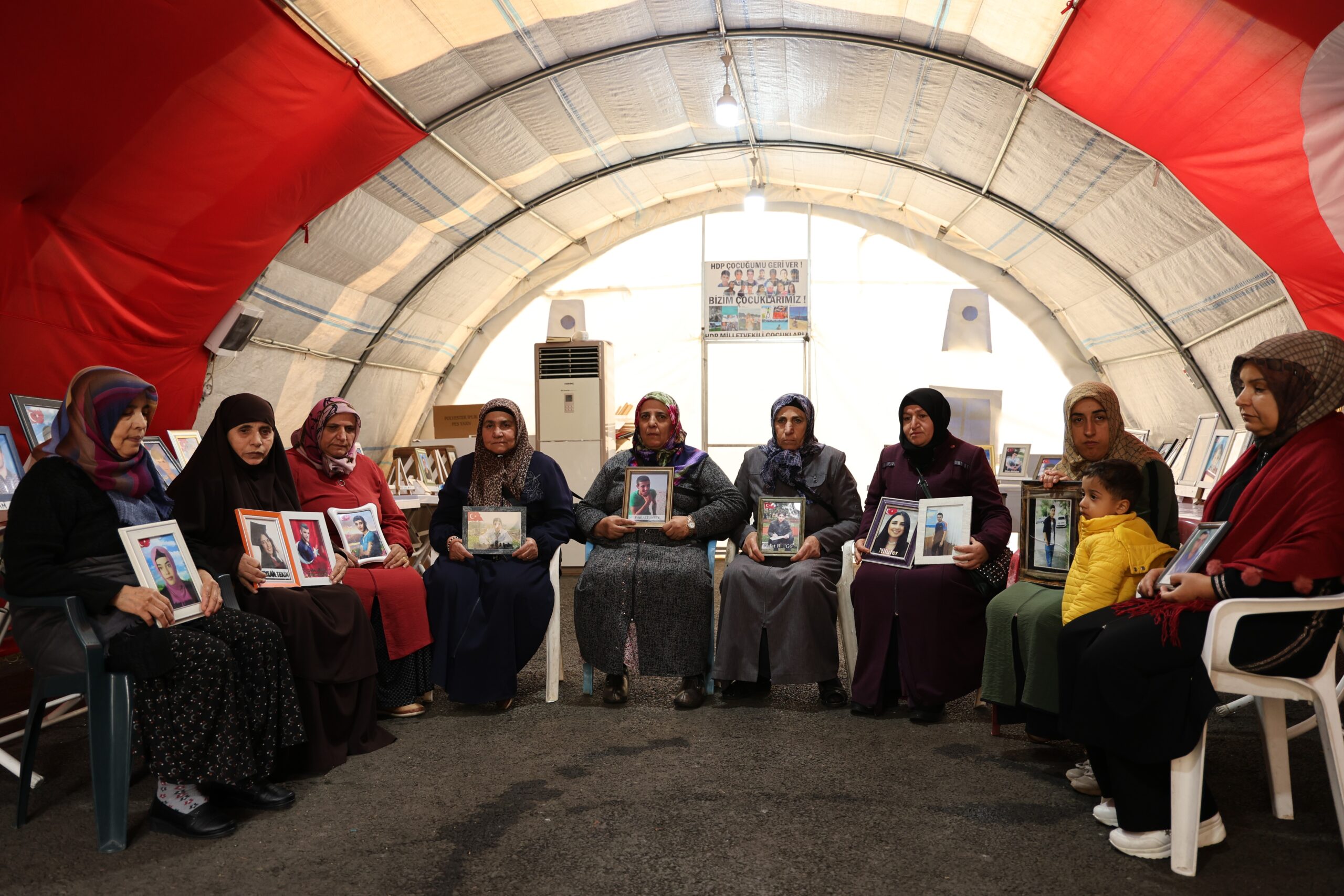 Diyarbakır'da evlat nöbetindeki anne: “İsrail’in Gazze’ye yaptığı zulmü 40 yıldır HDP ve PKK bize yapıyor”