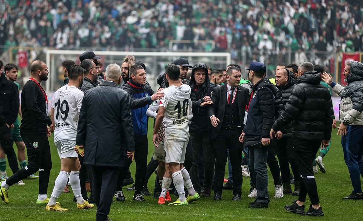 Amedspor'a saldırı: Diyarbakır'ın mülki amirleri sessiz