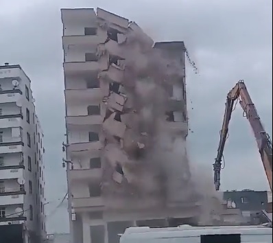 Diyarbakır'da kontrollü yıkım esnasında çöken bina bitişikteki binaya devrildi!