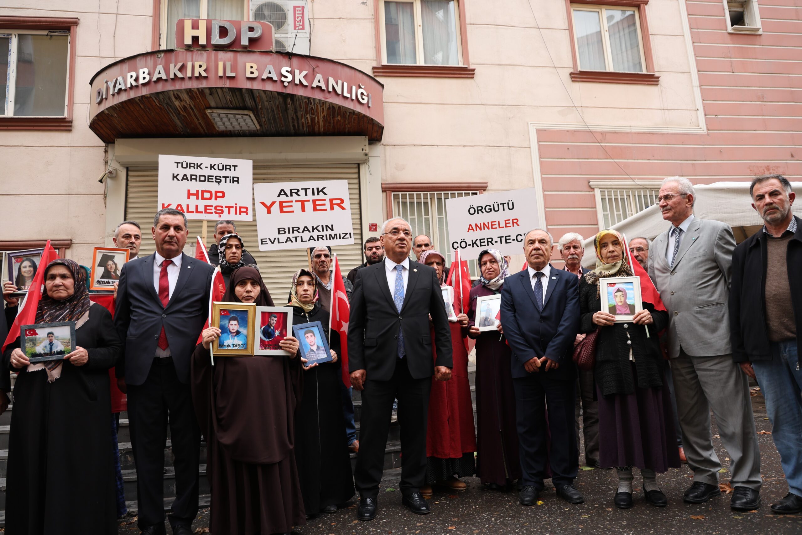 DSP Genel Başkanı Aksakal, Diyarbakır annelerini ziyaret etti