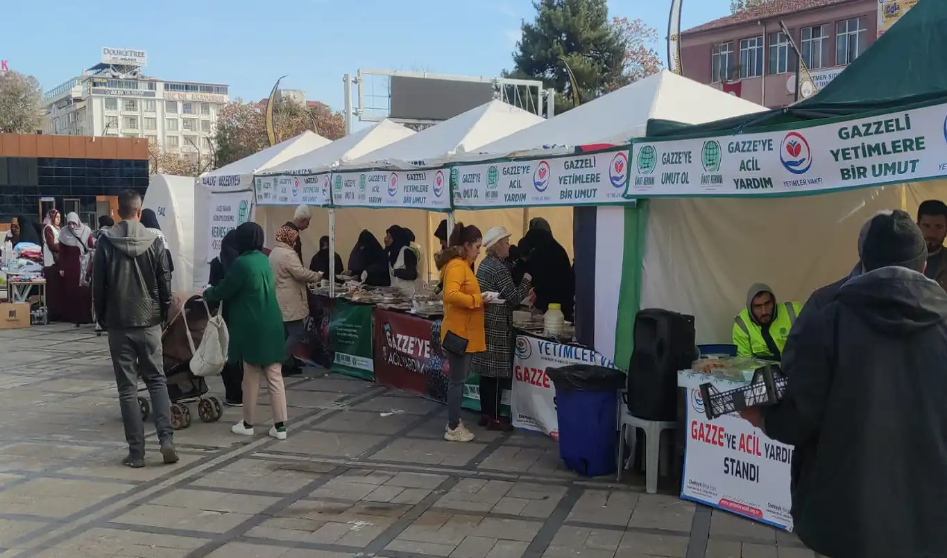 Gazze yararına düzenlenen kermese yoğun ilgi