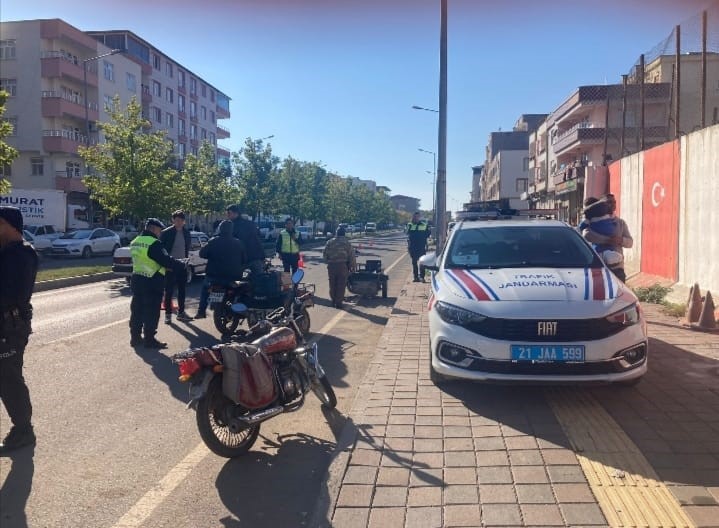 Diyarbakır'da  jandarma ve polisten denetim