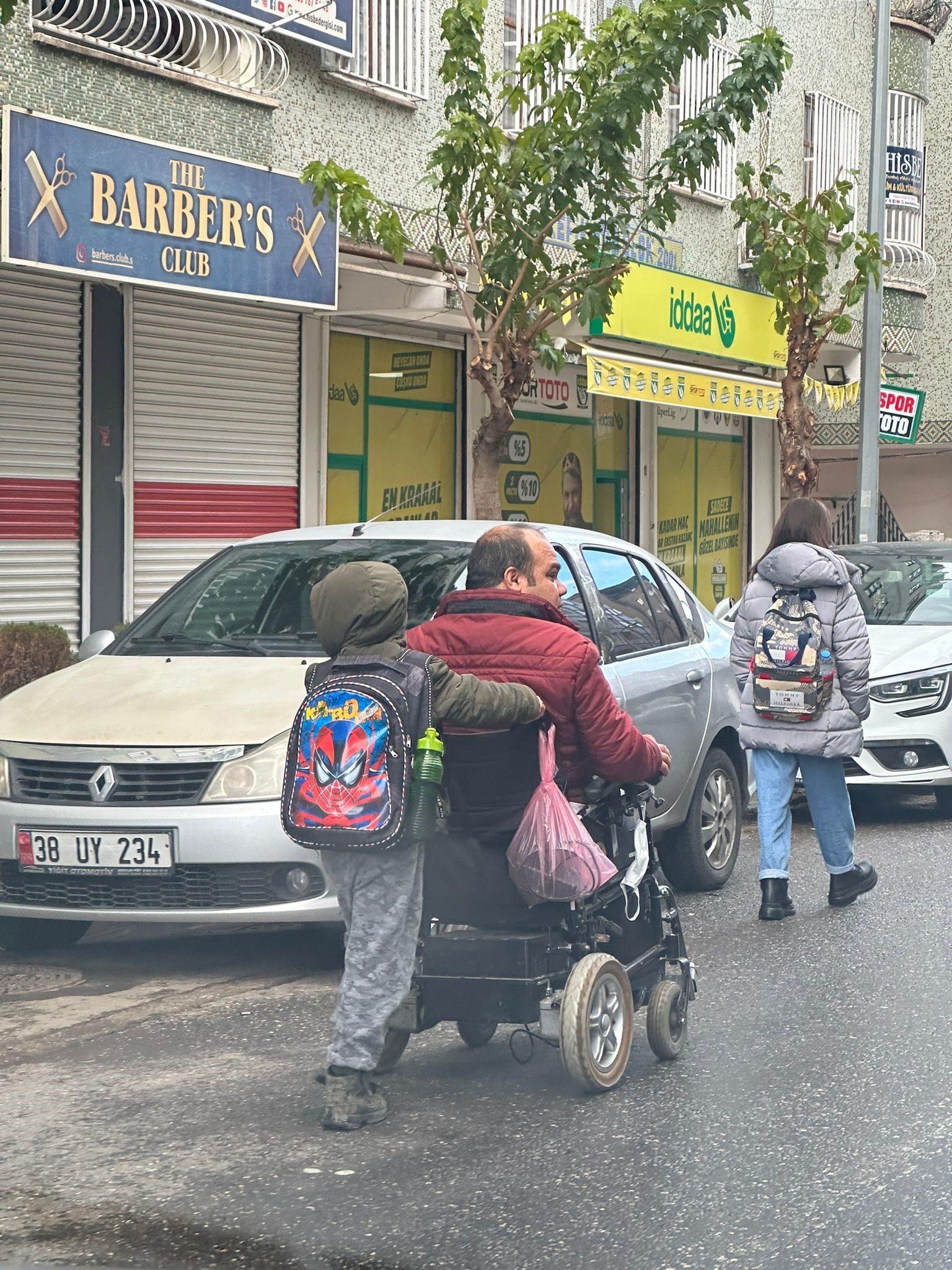 Diyarbakır'da engelli babadan yürekleri ısıtan görüntü