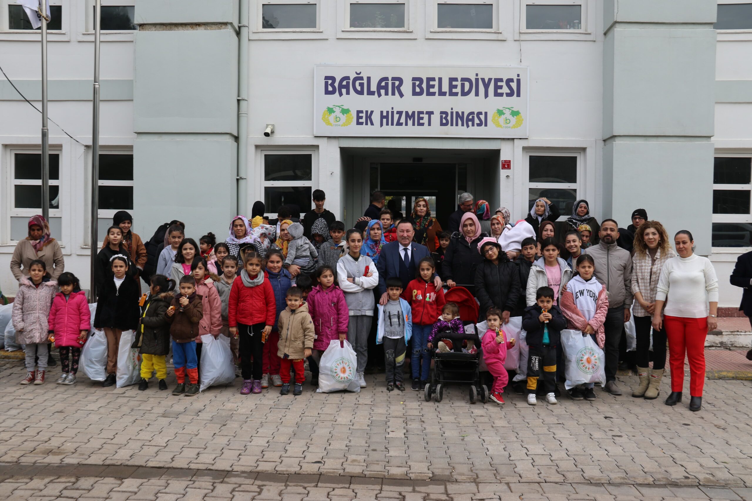 BAĞLAR BELEDİYESİ, “ÇOCUKLARIN BEDENLERİ ISINSIN, AİLELERİN YÜZÜ GÜLSÜN” SLOGANIYLA 11 AYDA 3 BİN 152 ÇOCUĞU GİYDİRDİ