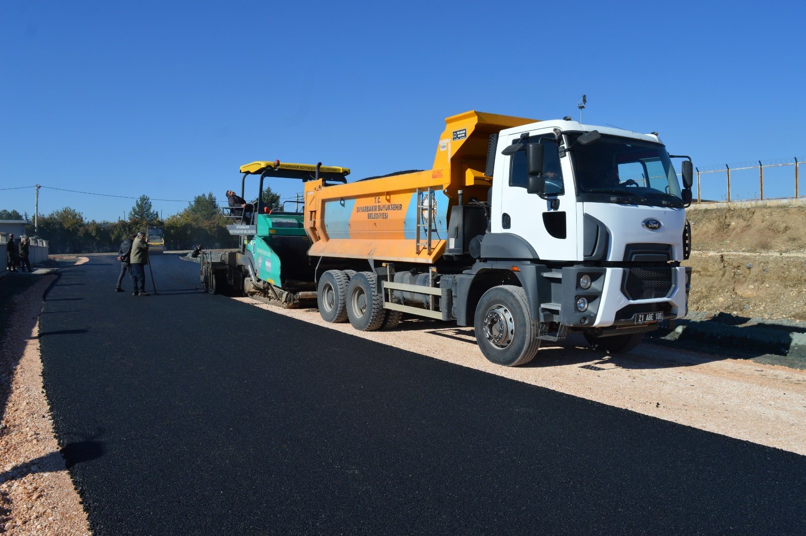 Diyarbakır'da yol yapım çalışmaları aralıksız sürüyor