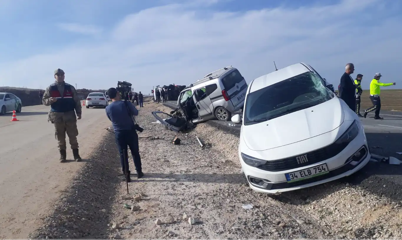 Zincirleme trafik kazası: 2 ölü 1 yaralı