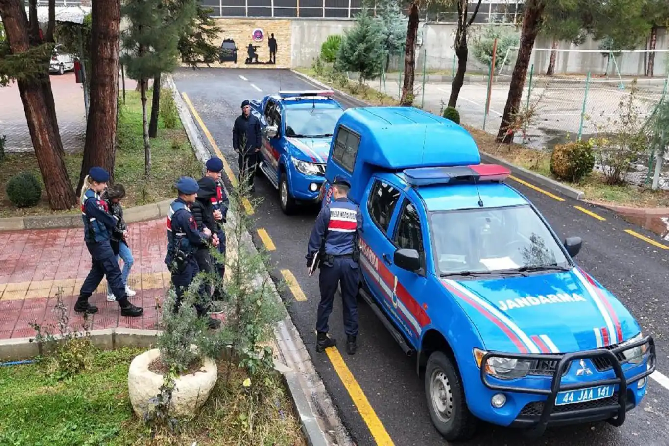 Evine girdikleri şahsı hem darp edip hem de altınlarını çaldılar