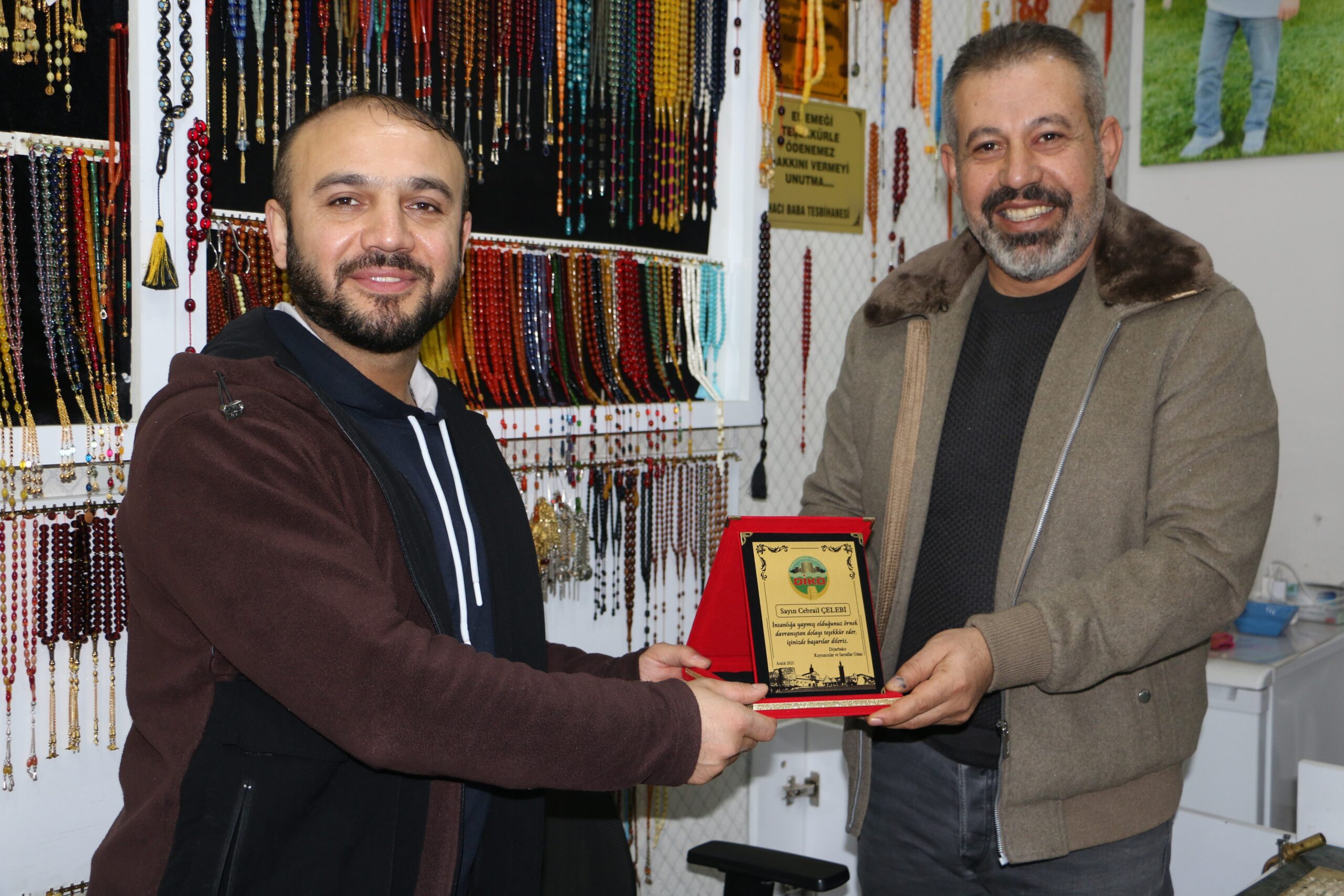 Diyarbakır da davranışıyla gündeme gelen tespihçiye plaket