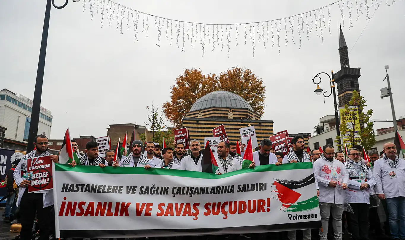 Diyarbakır da sağlıkçılar Gazzedeki meslektaşları içinyürüdü