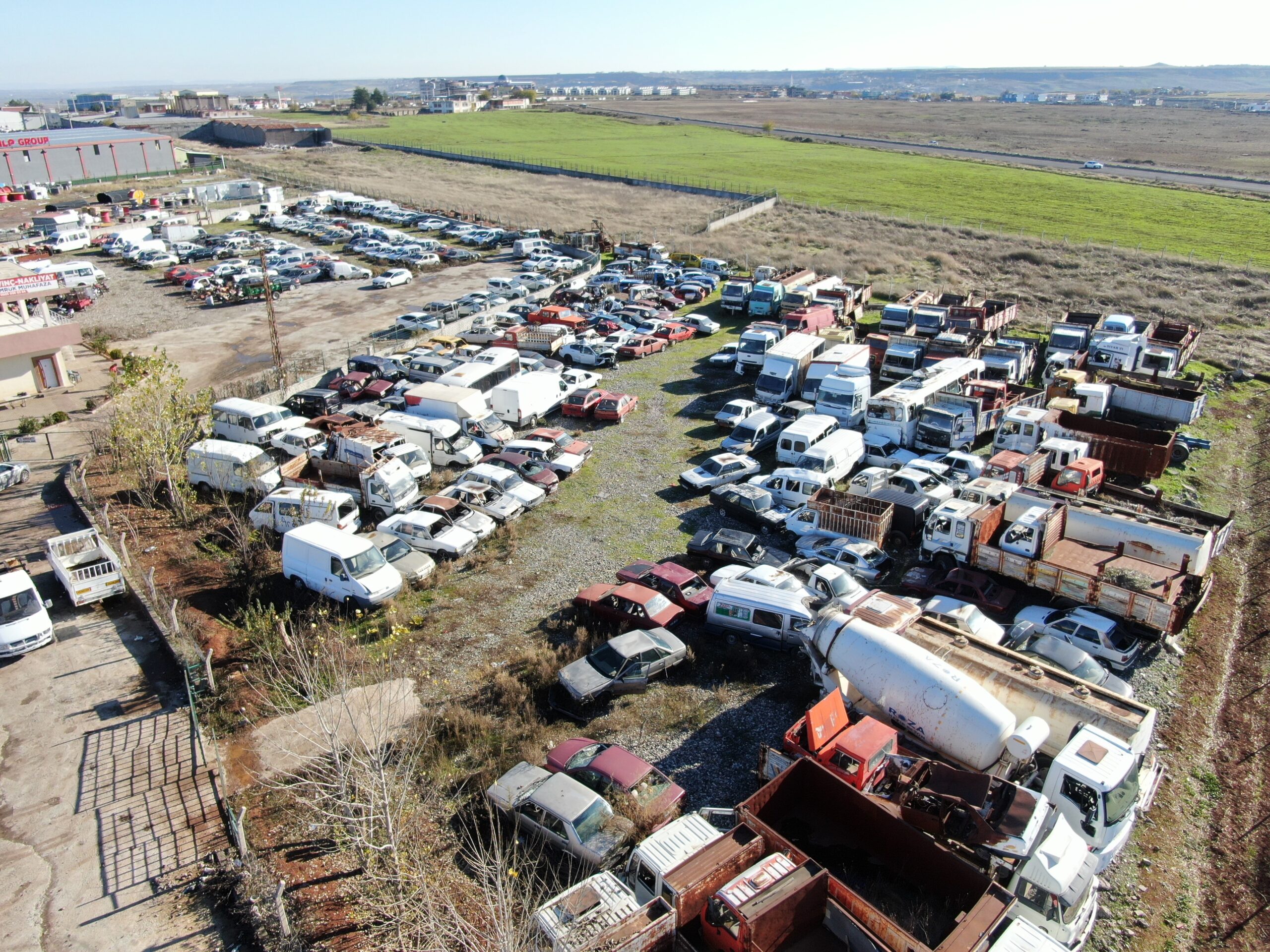 Diyarbakır’da yediemin otoparkında 100 milyon lira değerinde araçlar çürüyor