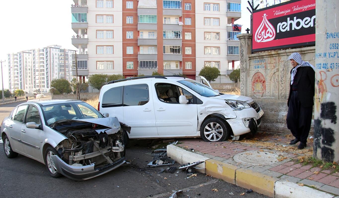 Diyarbakır'da araçlar çarpıştı, kaldırıma savruldu