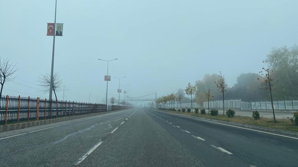 Diyarbakır’da sis hem  hava hem de  kara trafiğini kilitledi