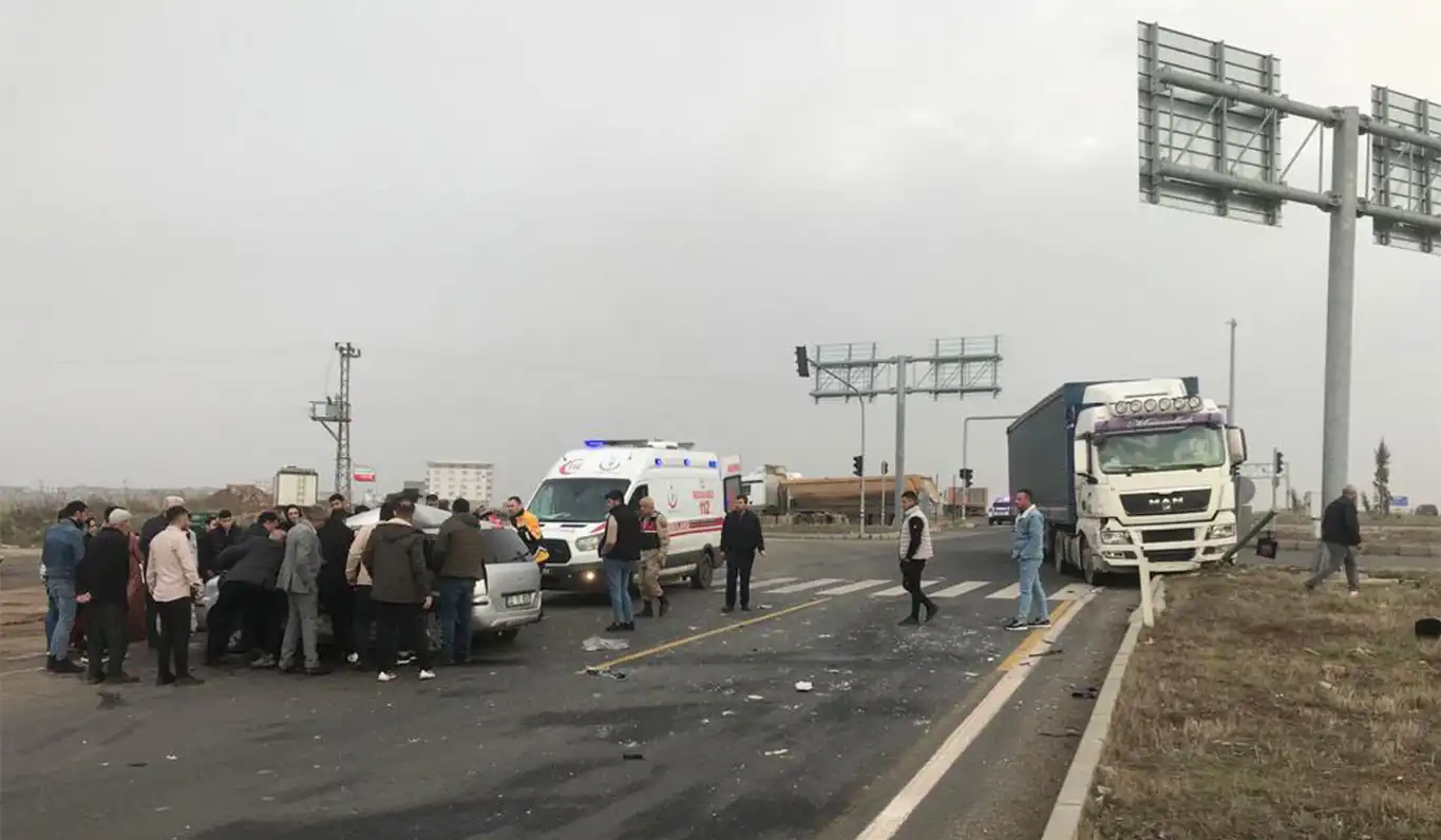 Diyarbakır'da tır ve otomobil çarpıştı: 2 ağır yaralı