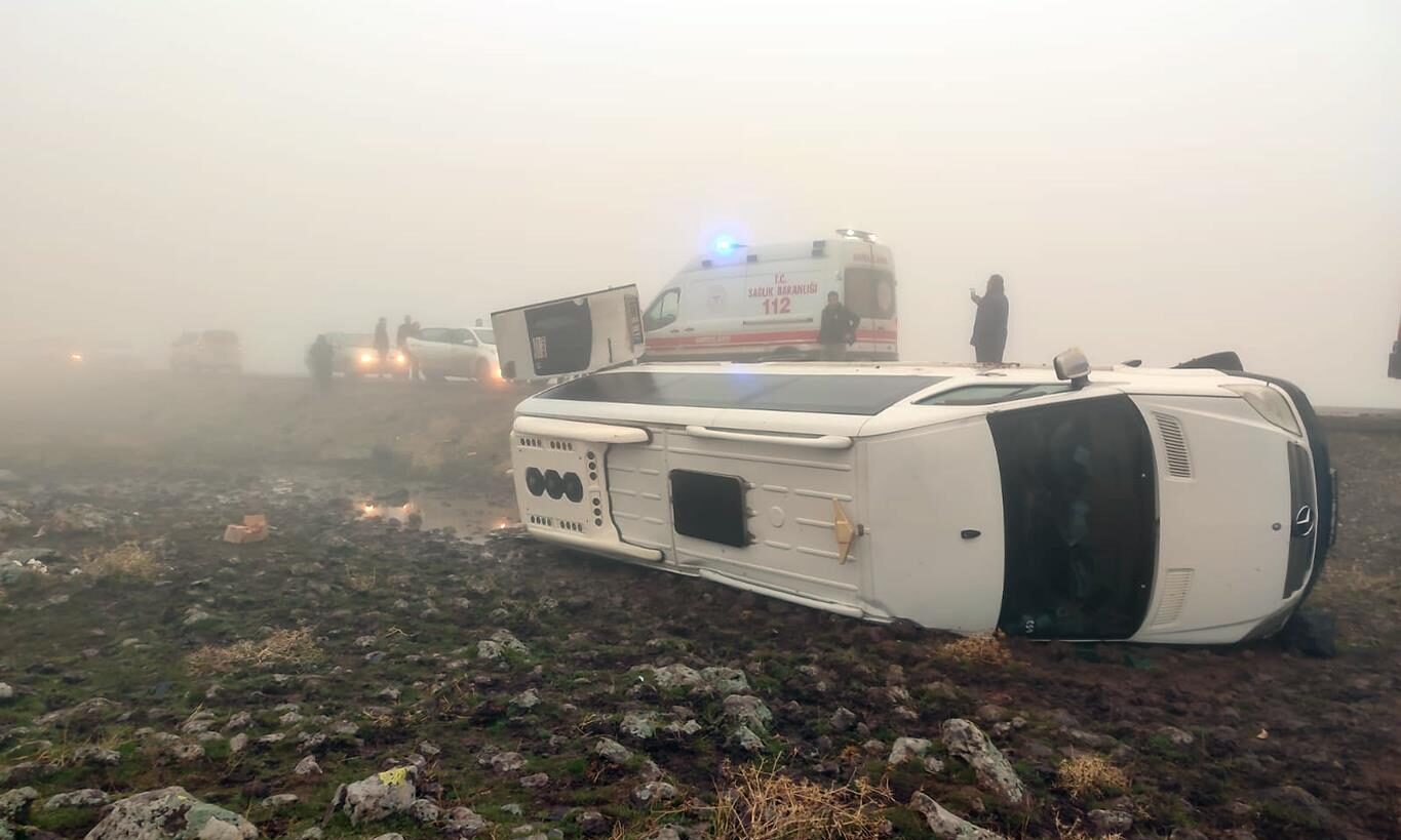 Öğretmenleri taşıyan minibüs devrildi: 8 yaralı