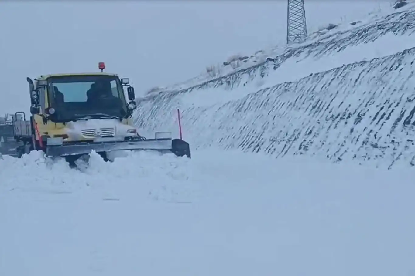 Kar yağışı nedeniyle kapanan yollar ulaşıma açıldı