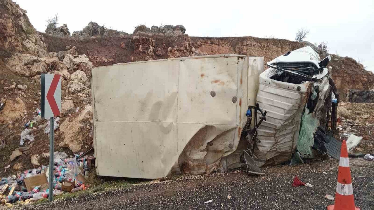 Kamyon  havada uçtu ağır yaralılar var