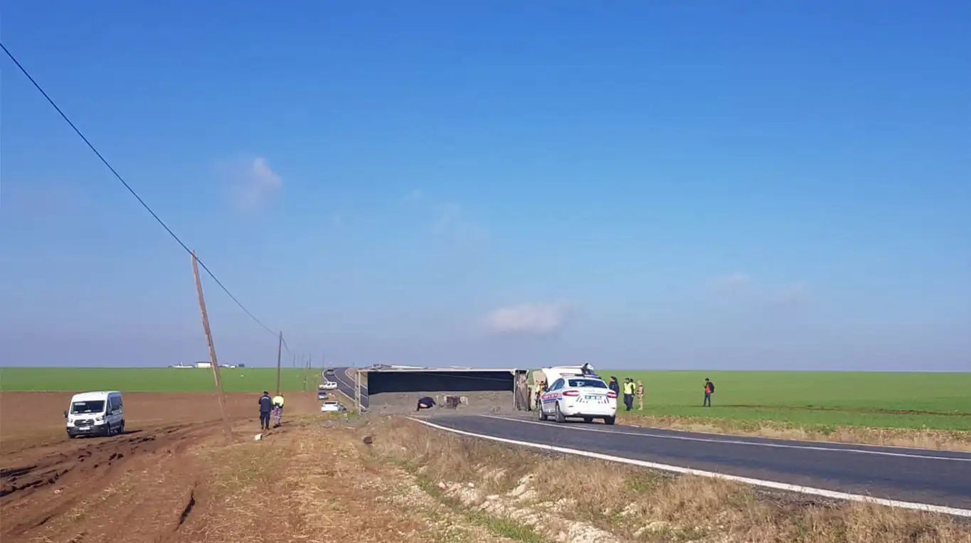 Diyarbakır'da devrilen kamyon yolu trafiğe kapattı