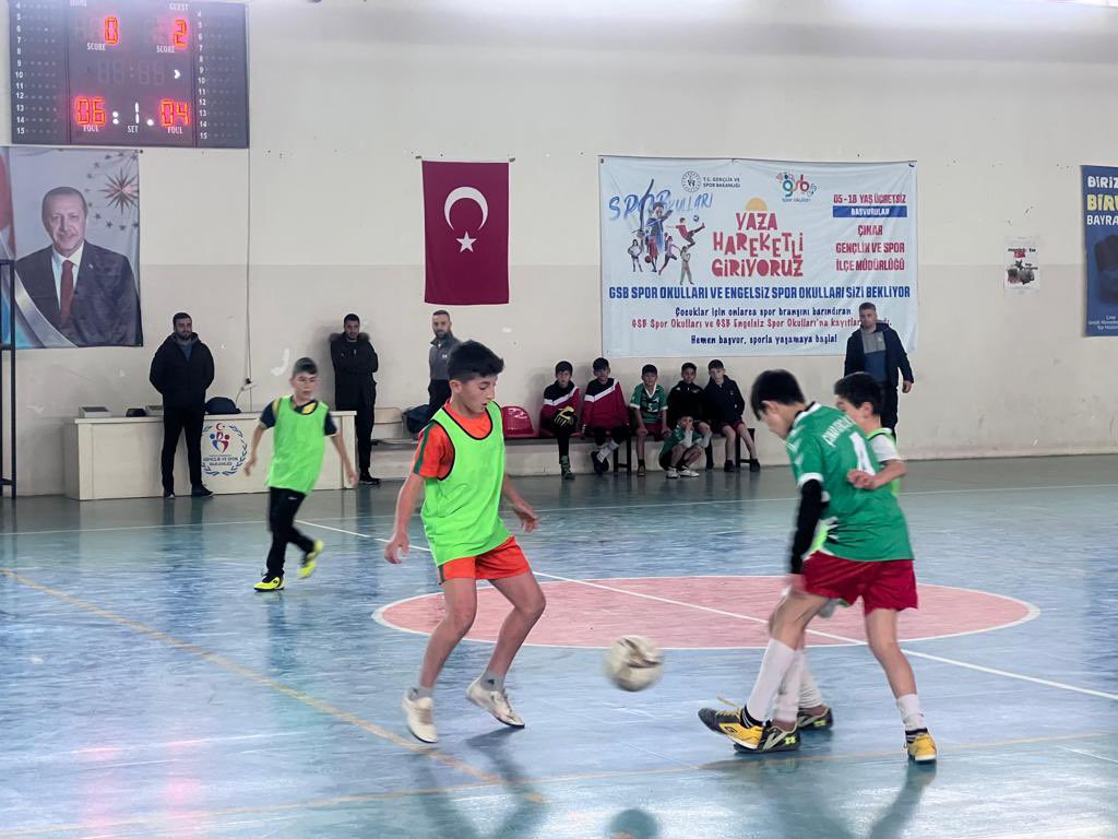 Çınarlı öğrenciler Futsala doyurdu: Kaymakam, öğrencilerle Futsal oynadı