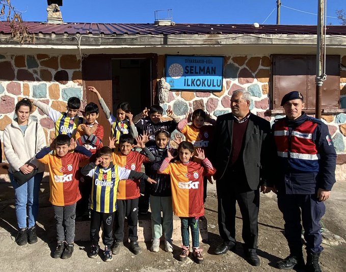 Diyarbakırlı öğrencilerden Fenerbahçe -Galatasaray kardeşliği mesajı