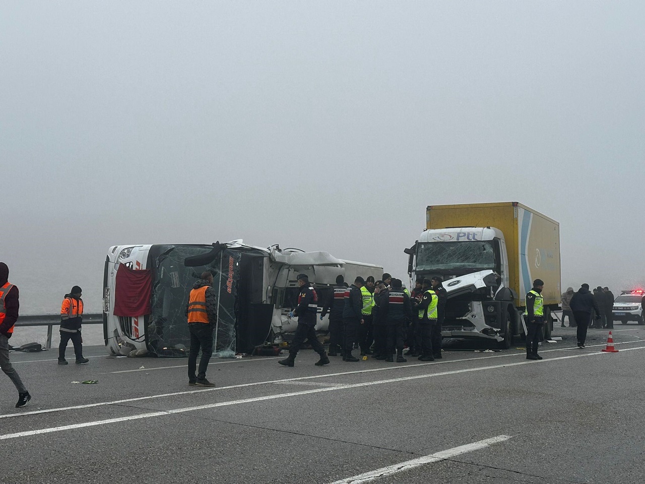 Yolcu otobüsü devrildi: 4 ölü, 36 yaralı