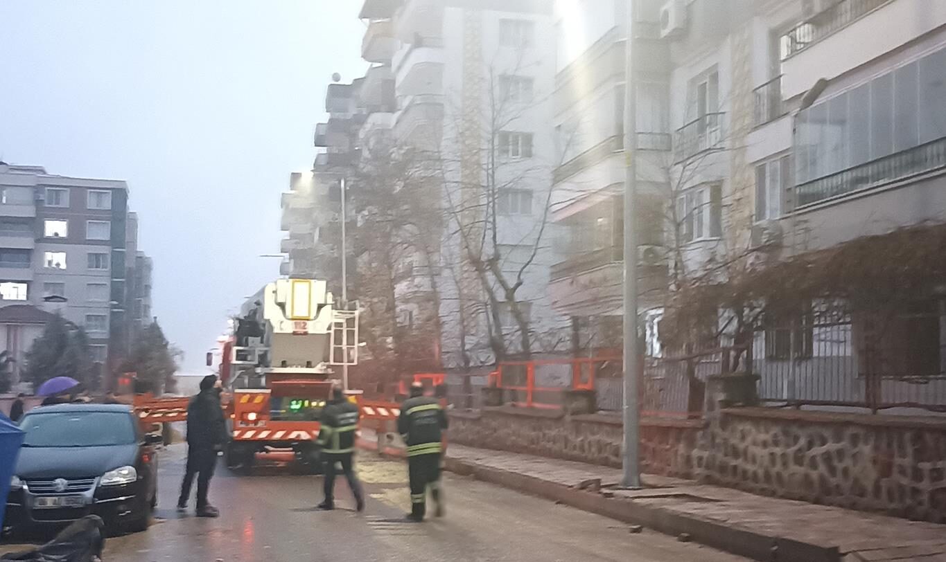 Diyarbakır'da çatı katında çıkan yangın korkuttu