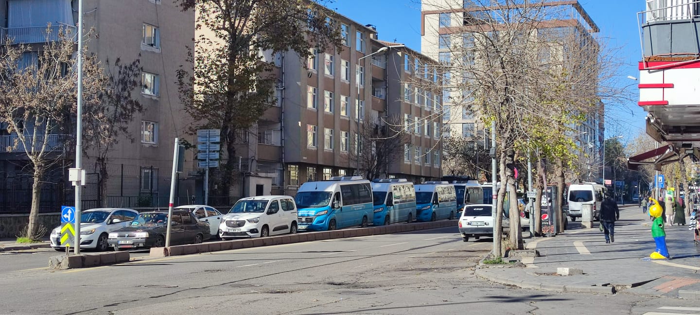 Diyarbakır'da minibüsçüler meslektaşlarının öldürülmesini protesto etti