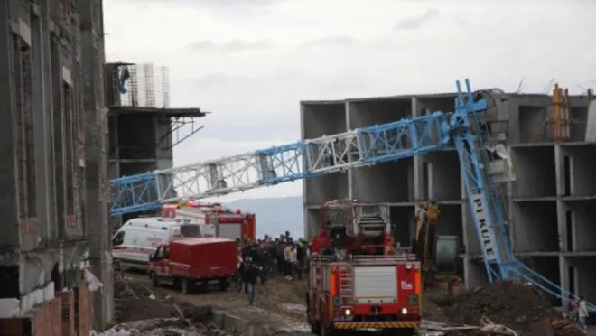 Mert Bayat, İnşaat Kulesinde Devrilen Vinçte Asılı Kalarak Hayatını Kaybetti