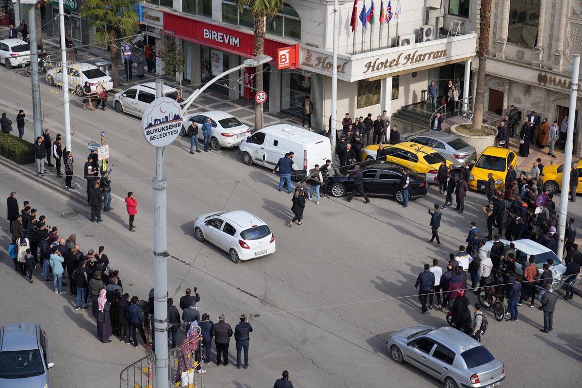 Sinir krizi geçiren kadın satırla yolu kesti