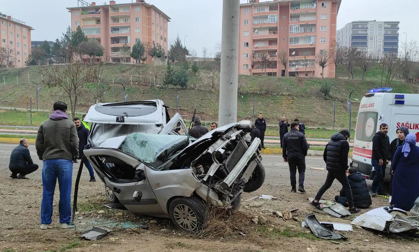 Elektrik direğine çarpan ticari taksi hurdaya döndü: Bir ölü