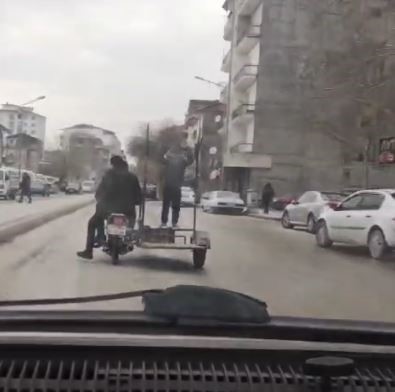 Sepetli motosiklette tehlikeli yolculuk