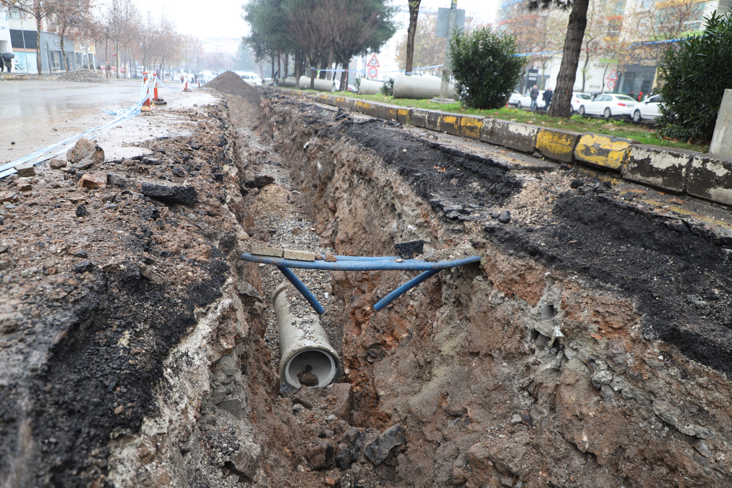 Diyarbakır'ın işlek bulvarında altyapı yenileniyor