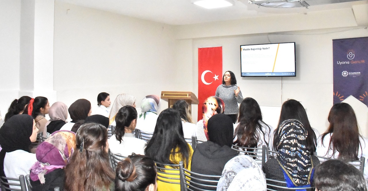 Diyarbakır’da Kız Öğrencilerine Madde Bağımlılığı Eğitimi