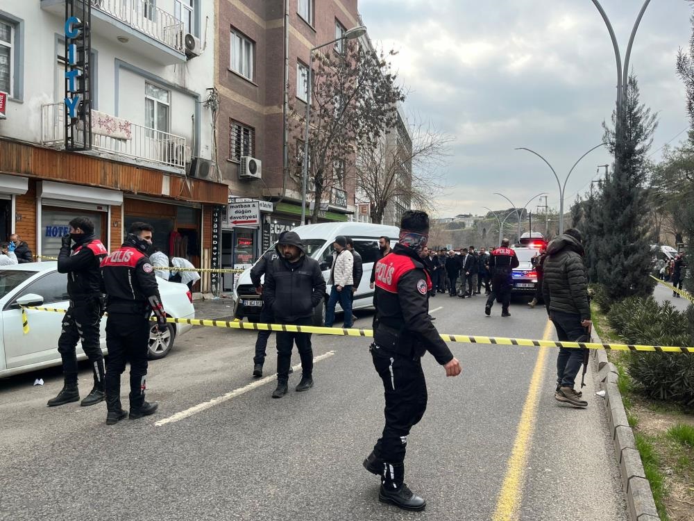 Diyarbakır’da Husumetlilerin Silahlı Kavgasında Kan Aktı: 1 Ölü, 3 Yaralı