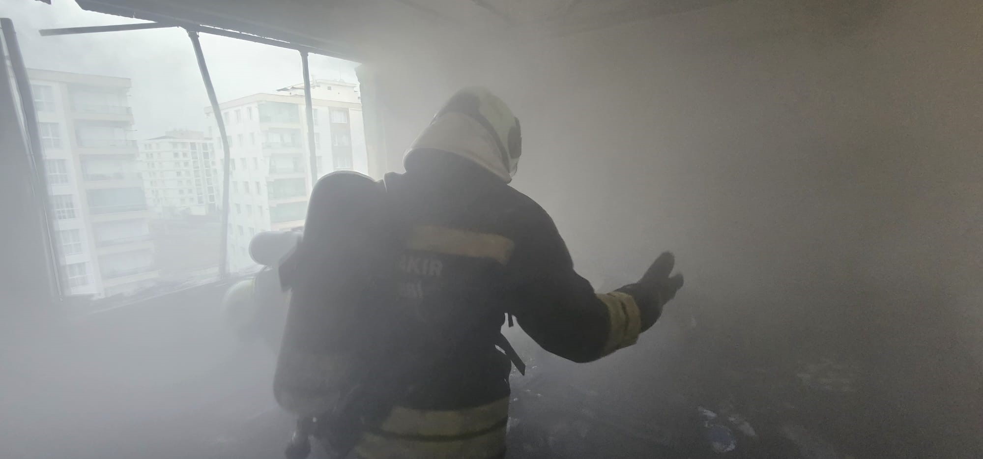 Diyarbakır’da yangın çıkan daire alevlere teslim oldu