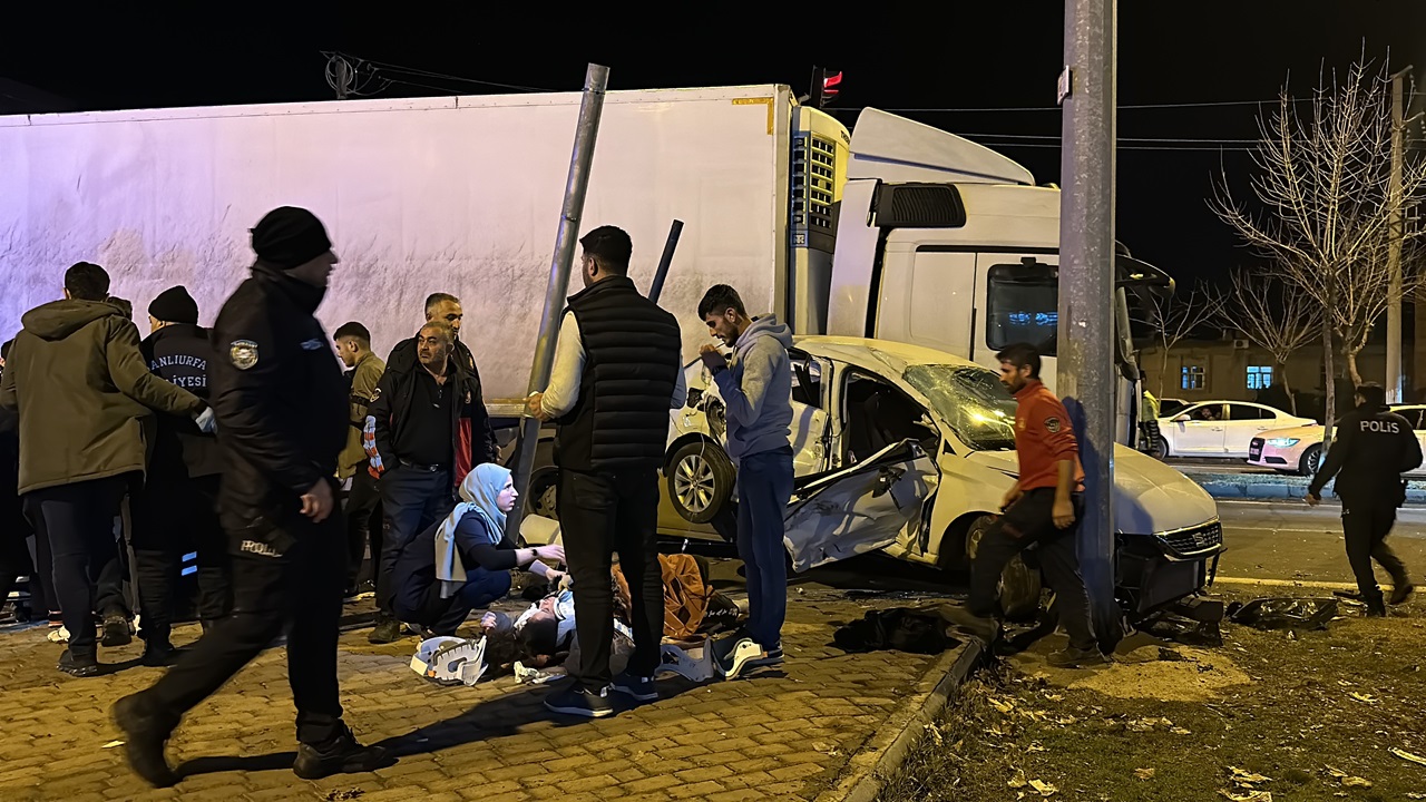 Diyarbakır’dan yola çıkan TIR otomobil ile çarpıştı!