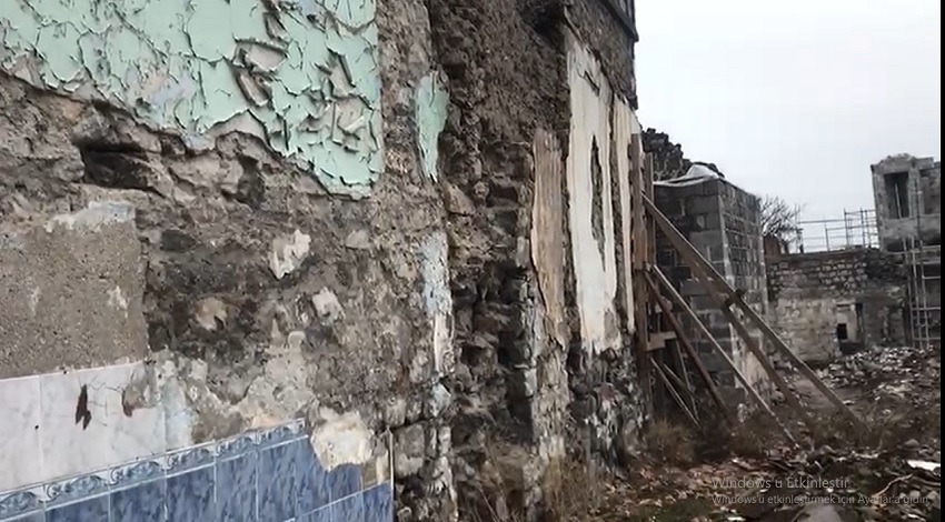 Diyarbakır’daki Hasarlı Camide İbadet