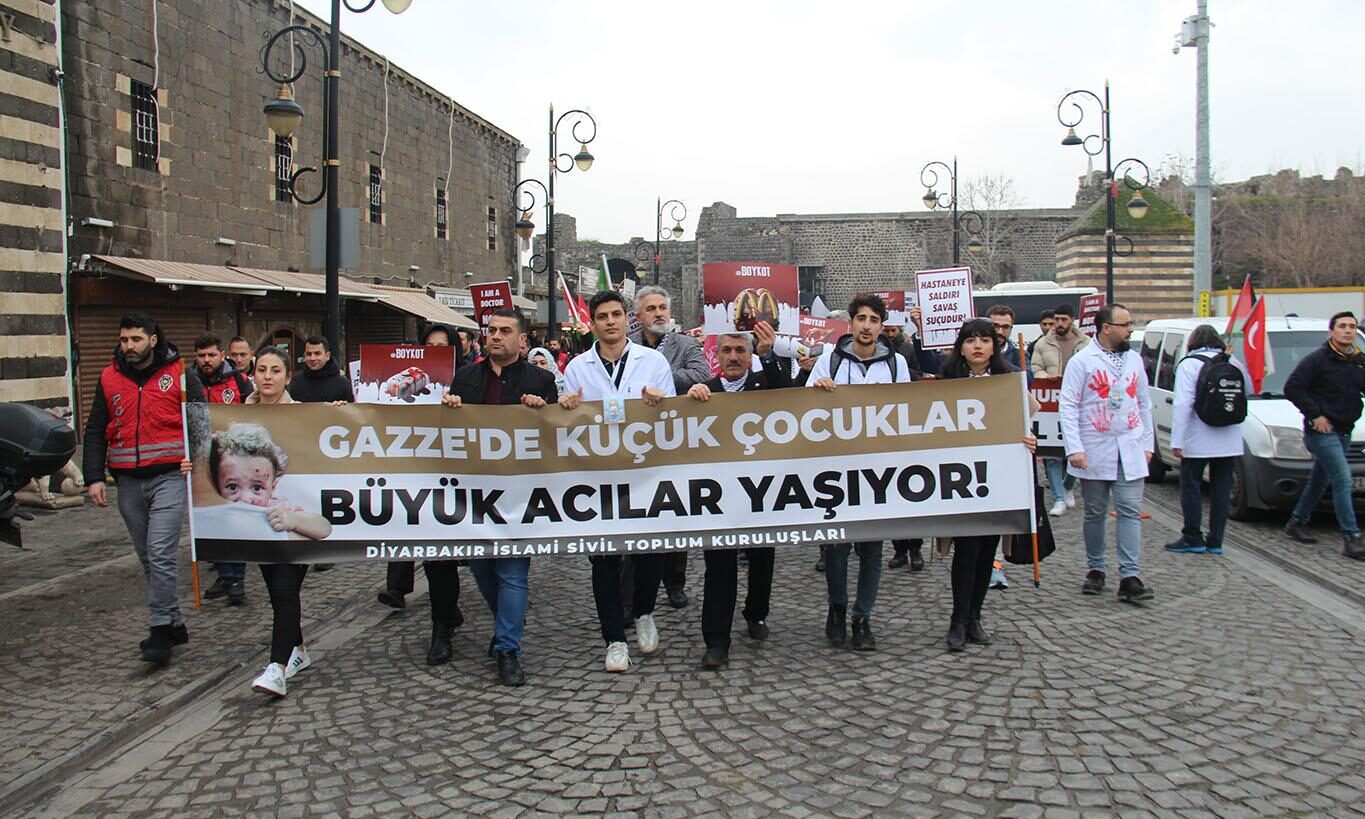 Diyarbakır'da sağlık çalışanları Gazze için yürüdü