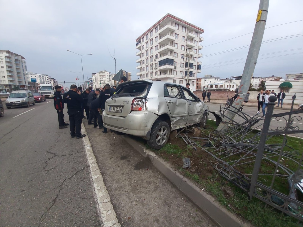 Kontrolden çıkan otomobil bariyeri aşıp direğe çarptı