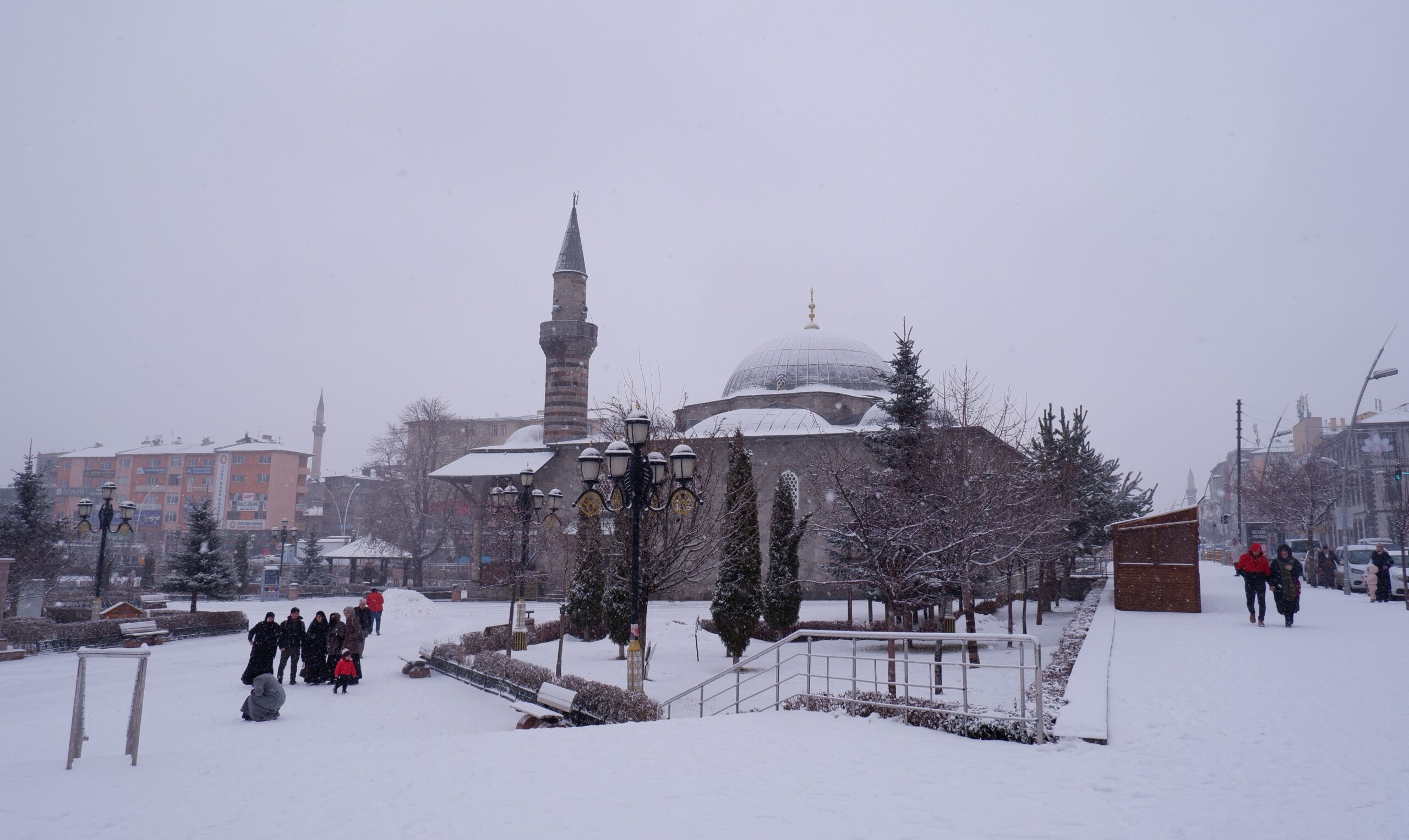 Yoğun kar yağışı sebebiyle 144 köy yolu kapandı