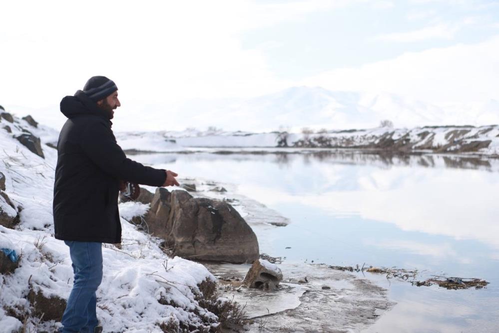 Donan Derede Buzu Kırıp Balık Avlıyorlar